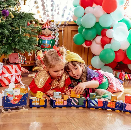 Piezas de papel y cordeles para montar calendario de Navidad
