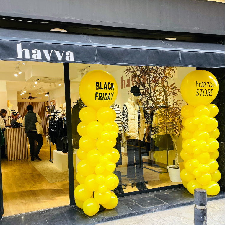 Dos columnas amarillas en la entrada de la tienda de ropa Havva.
