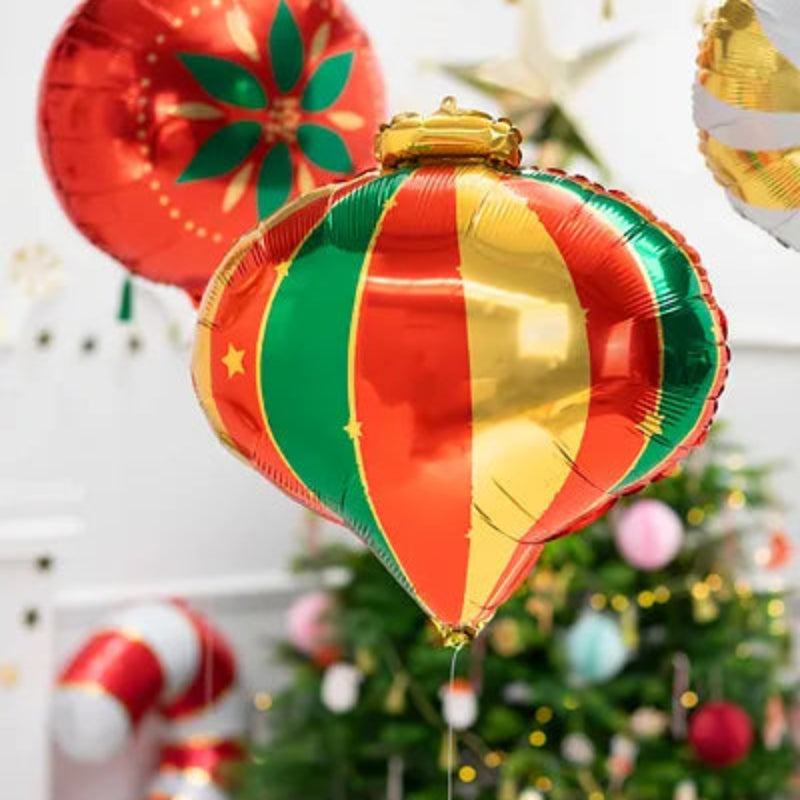 Primer plano de un globo navideño rojo con detalles metálicos verdes y dorados.