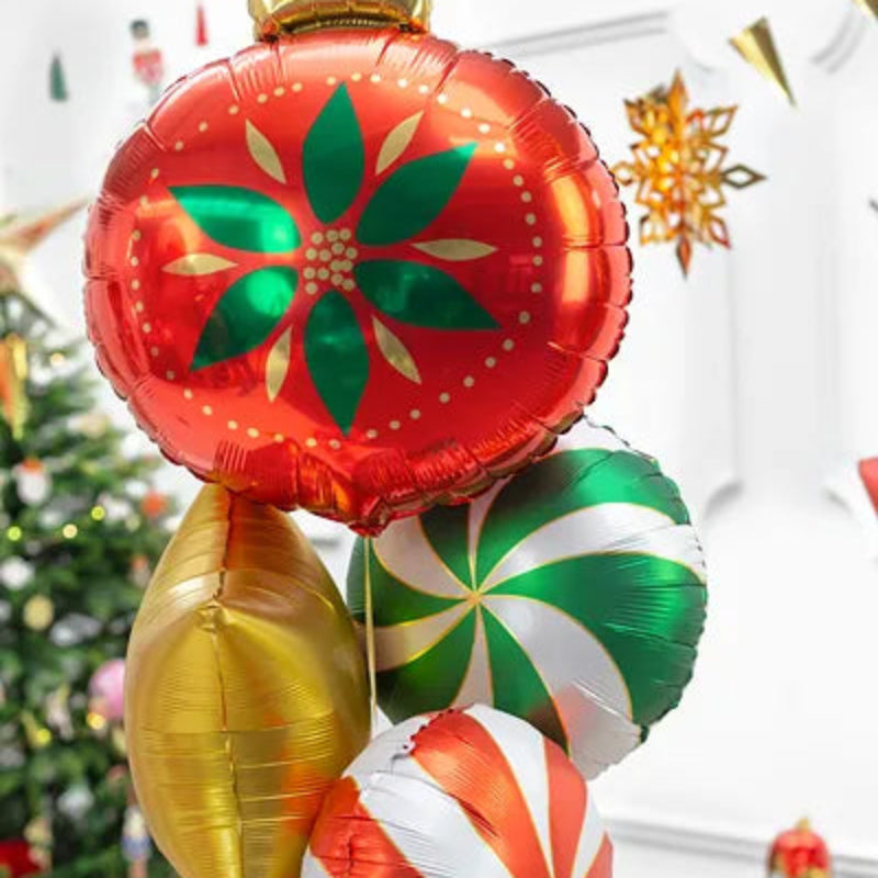 Primer plano de un globo navideño rojo con detalles metálicos verdes y dorados.