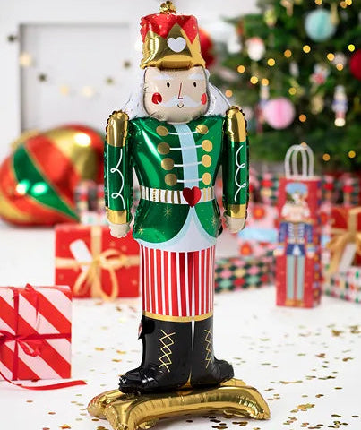 Primer plano de un globo de foil de Papá Noel en colores vibrantes.