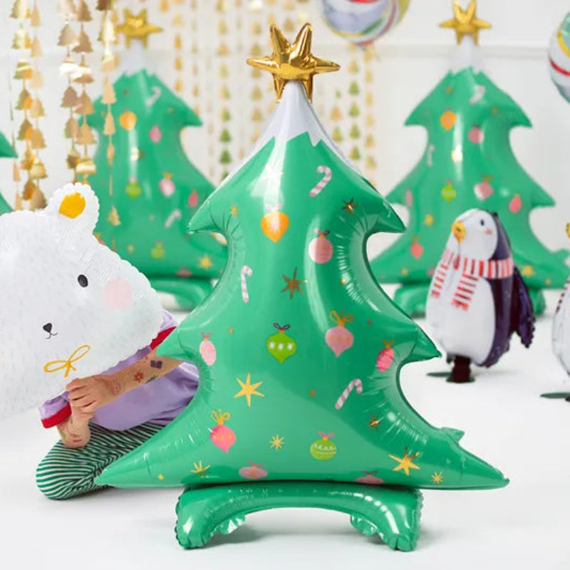 Primer plano de un globo de árbol de Navidad con impresión satinada y detalles dorados.
