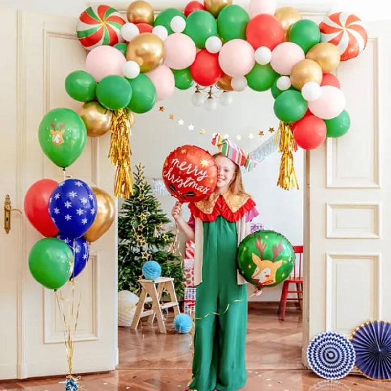 Detalle de estampados navideños sobre globos de 30 cm