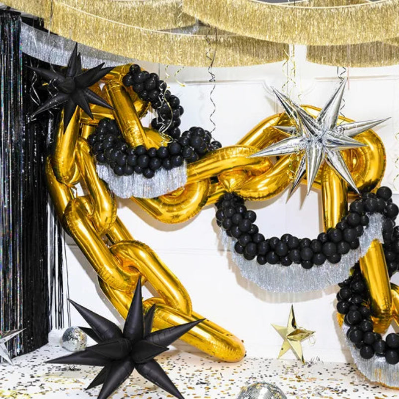 Detalle de globos dorados de 86 cm en forma de eslabón