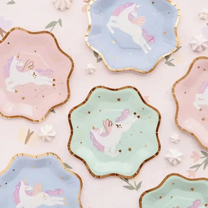 Platos de papel en tonos pasteles de unicornio