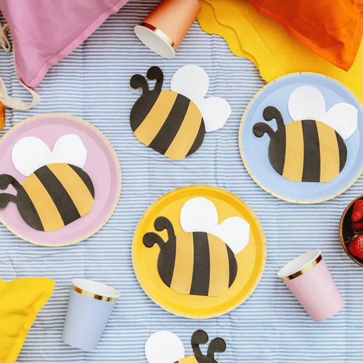 Decoración de mesa temática primavera con servilletas de abeja