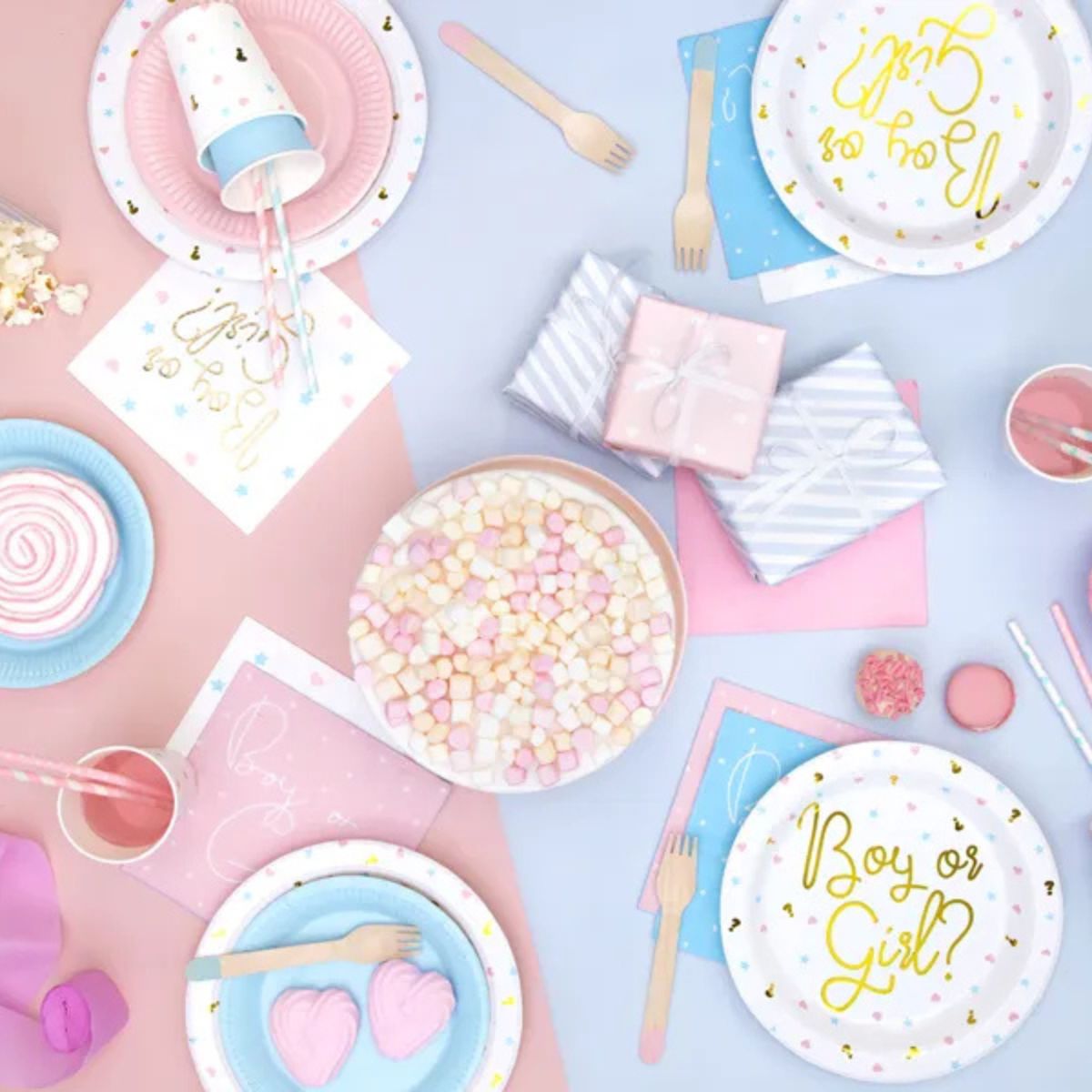 Decoración de mesa con vasos de papel coloridos