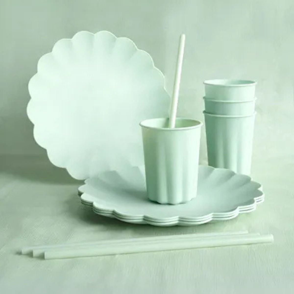 Platos de plástico Frill Verde Salvia (22x22 cm) – 4 uds - NAROSA SWEET PARTY