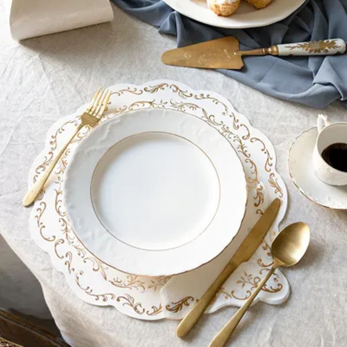 Servilletas Blancas con Ornamento Dorado – Pack x12 (33x33 cm) - NAROSA SWEET PARTY