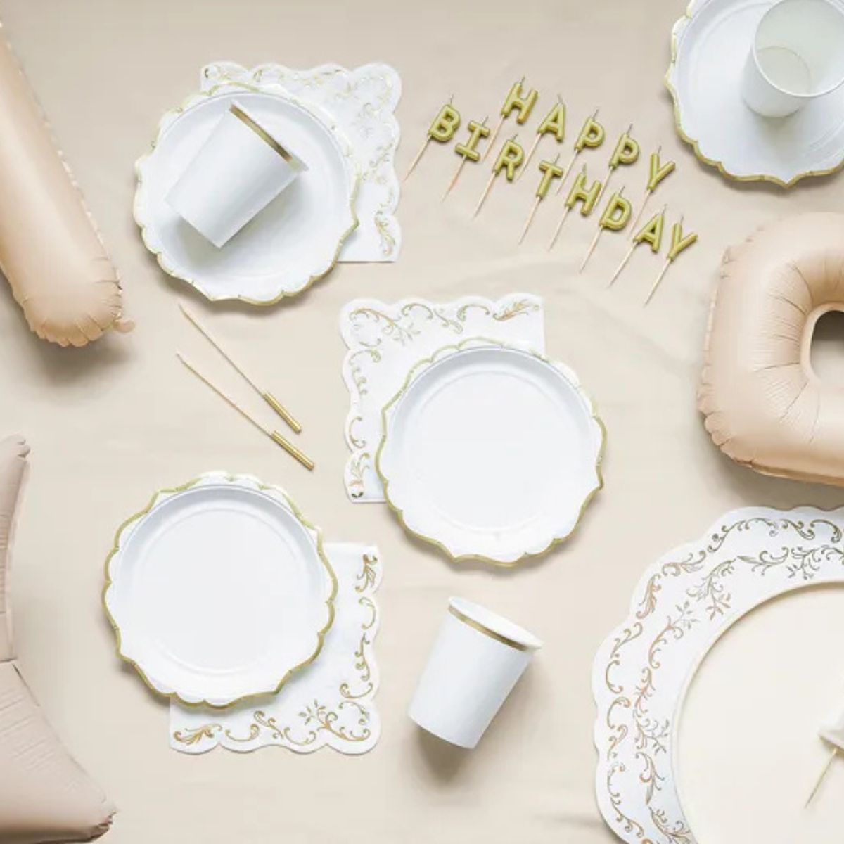 Servilletas Blancas con Ornamento Dorado – Pack x12 (33x33 cm) - NAROSA SWEET PARTY