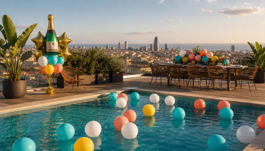 Decoración de verano con globos en la piscina y en la terraza con una impactante vista de Barcelona 