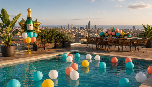 Decoración de verano con globos en la piscina y en la terraza con una impactante vista de Barcelona 