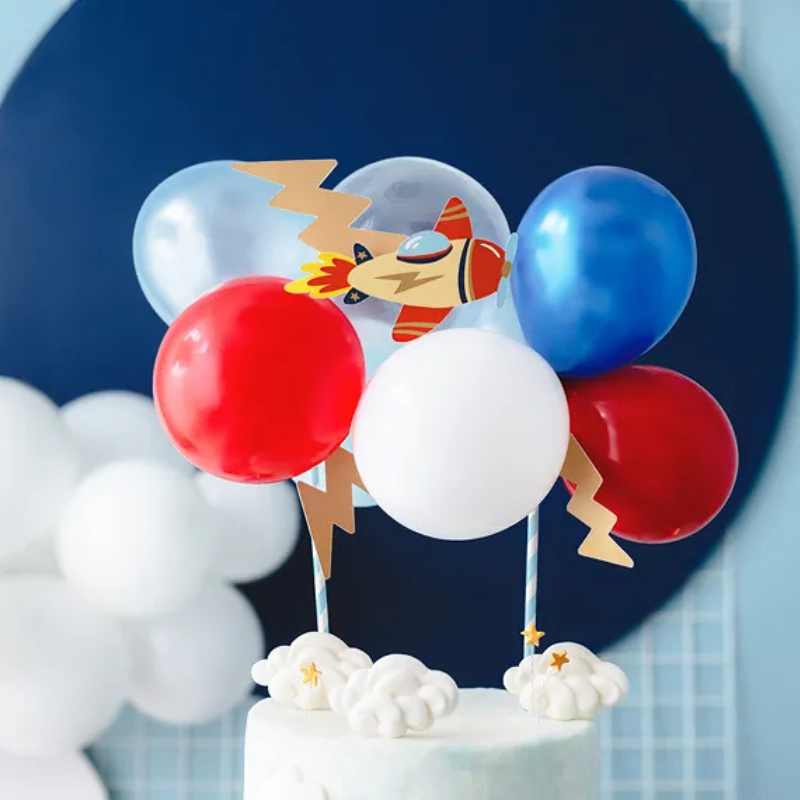 Topper DIY con globos pequeños y adornos
