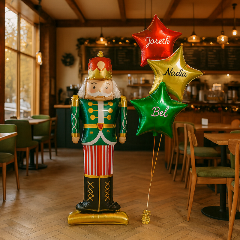 globo de cascanueces t estrellas de helio e una cafetería como decoración