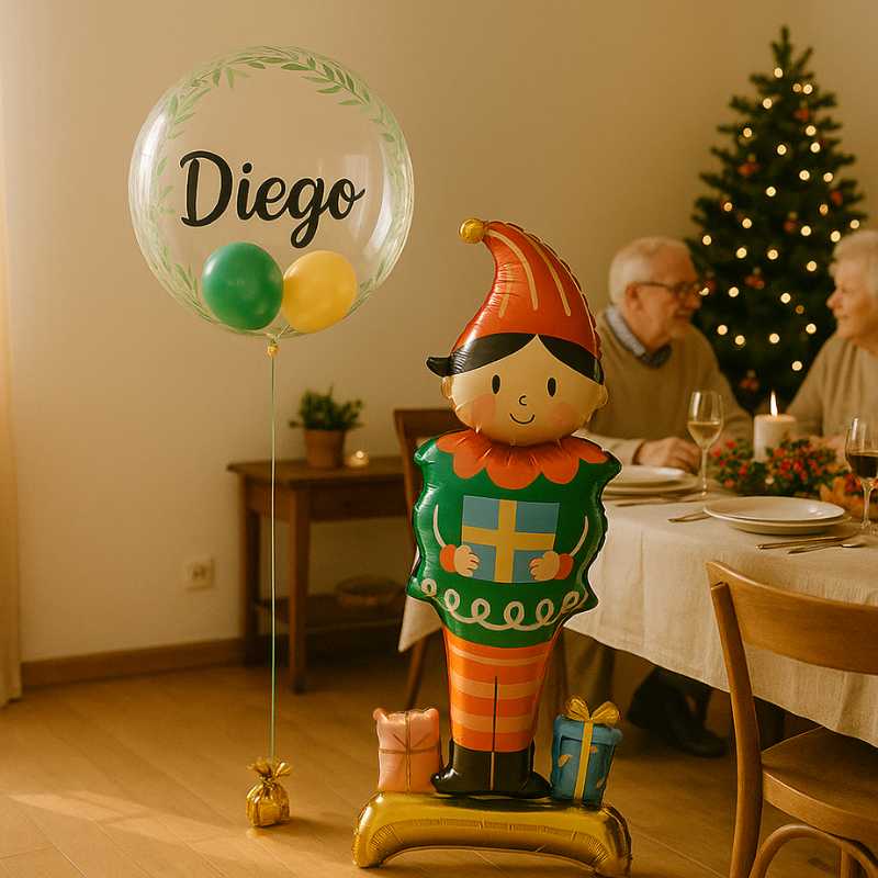 Elfo navideño inflado con aire junto a globo flotante