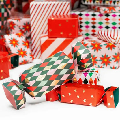 Manualidad navideña con cajas de regalo coloridas