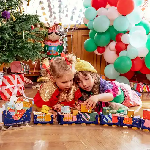 Piezas de papel y cordeles para montar calendario de Navidad