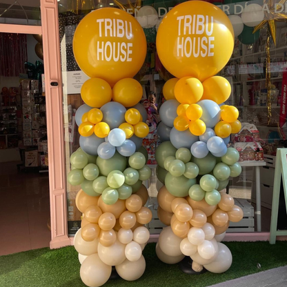 Columna orgánica de globos con volumen en colores básicos