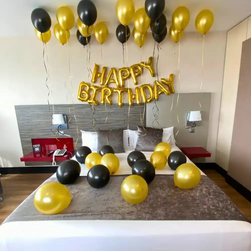 Decoración sorpresa cumpleaños en hotel Barcelona con globos látex biodegradables perlados y banner Happy Birthday