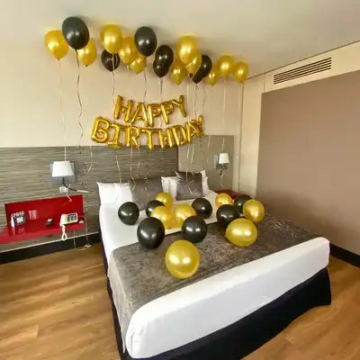 Decoración sencilla y elegante con globos perlados montada en habitación de hotel para cumpleaños sorpresa Barcelona