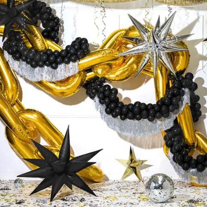 fotocall de globos de estrella 3D y globos cadena dorados, plateados y negros
