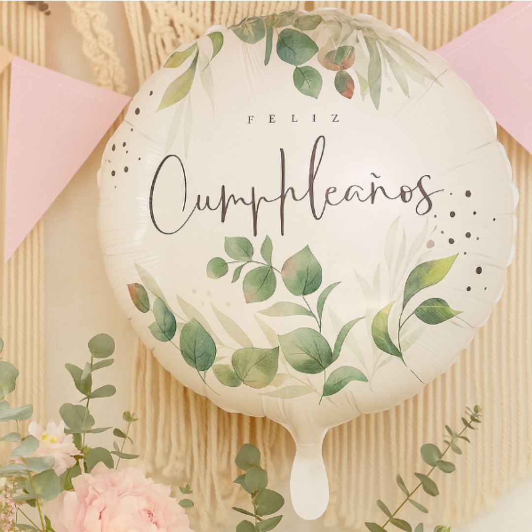 Decoración con globo foil de cumpleaños en español.