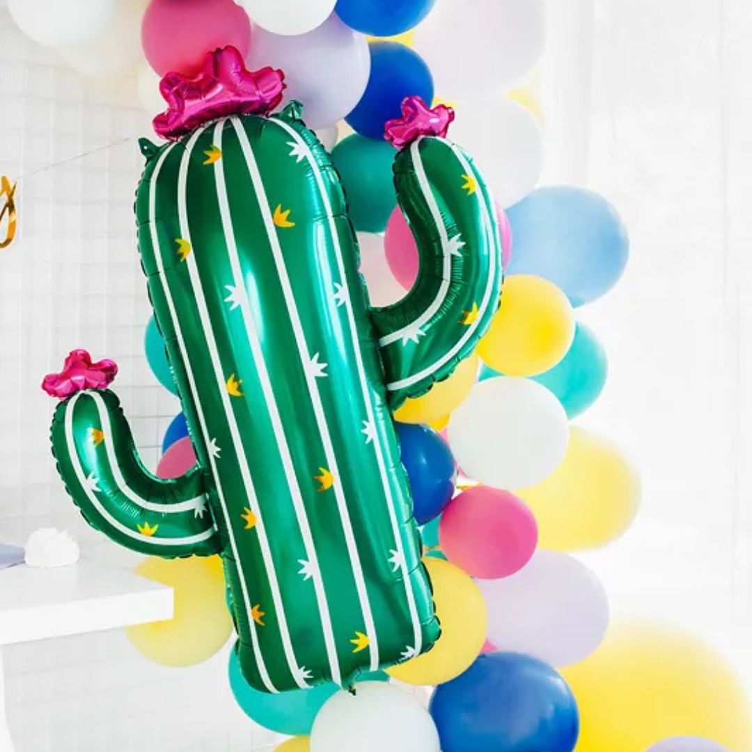 Globo de Aluminio Cactus decorando una guirnalda de globos