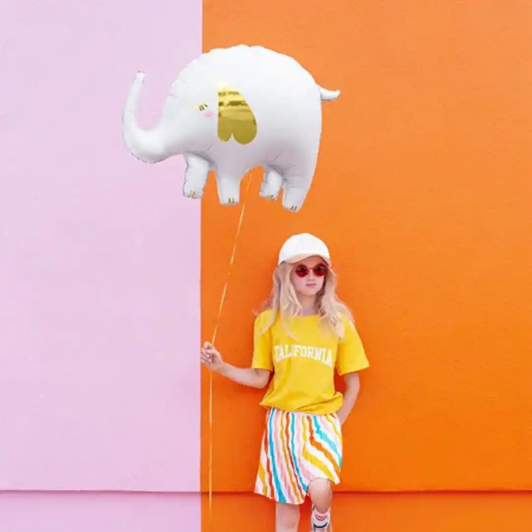 Niña y un Globo de aluminio con diseño de elefante