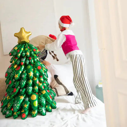 Primer plano de un globo de foil grande que representa un árbol de Navidad.