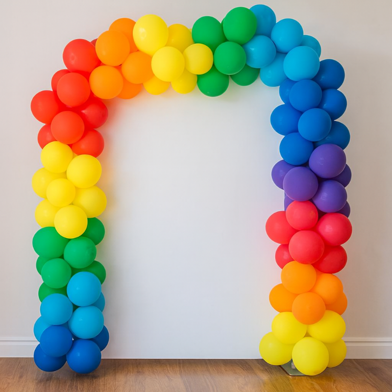 Decoración con globos multicolor para fiestas
