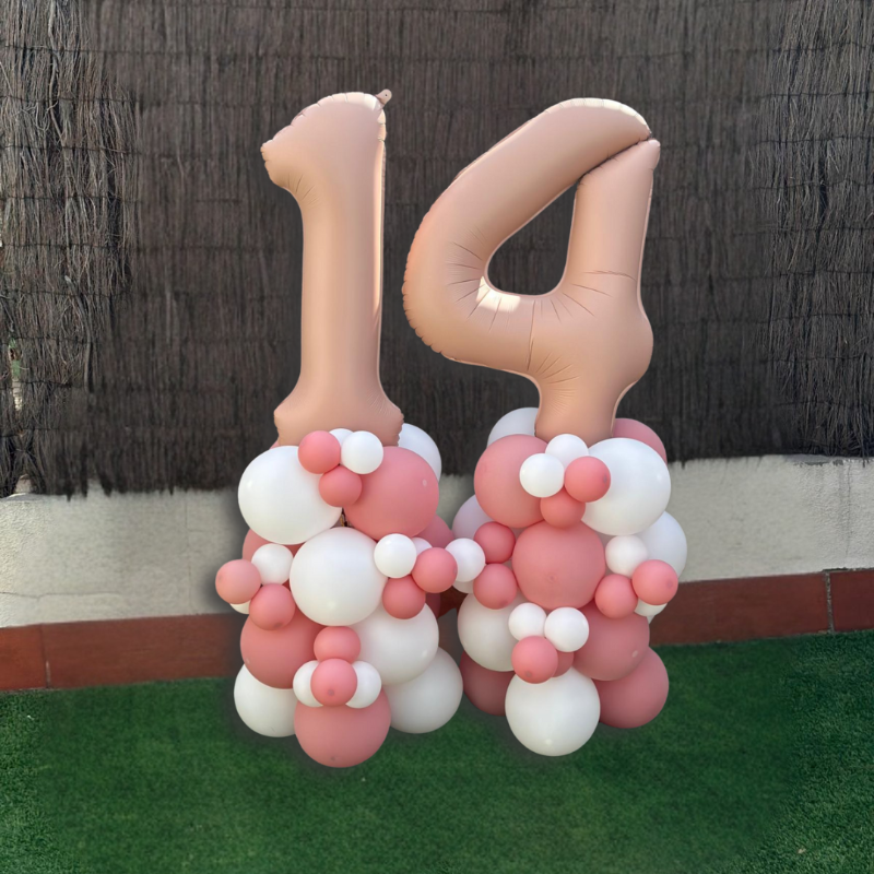 Dos mini columnas rosas con globos de numero arriba, numero 1 y 4