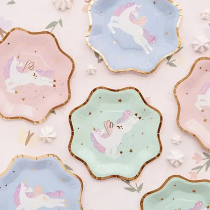 Platos de papel en tonos pasteles de unicornio
