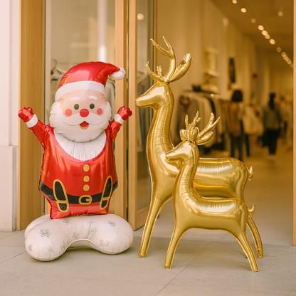 Globos de pie de forma de papa noel y dos renos dorado en el escaparate de una tienda