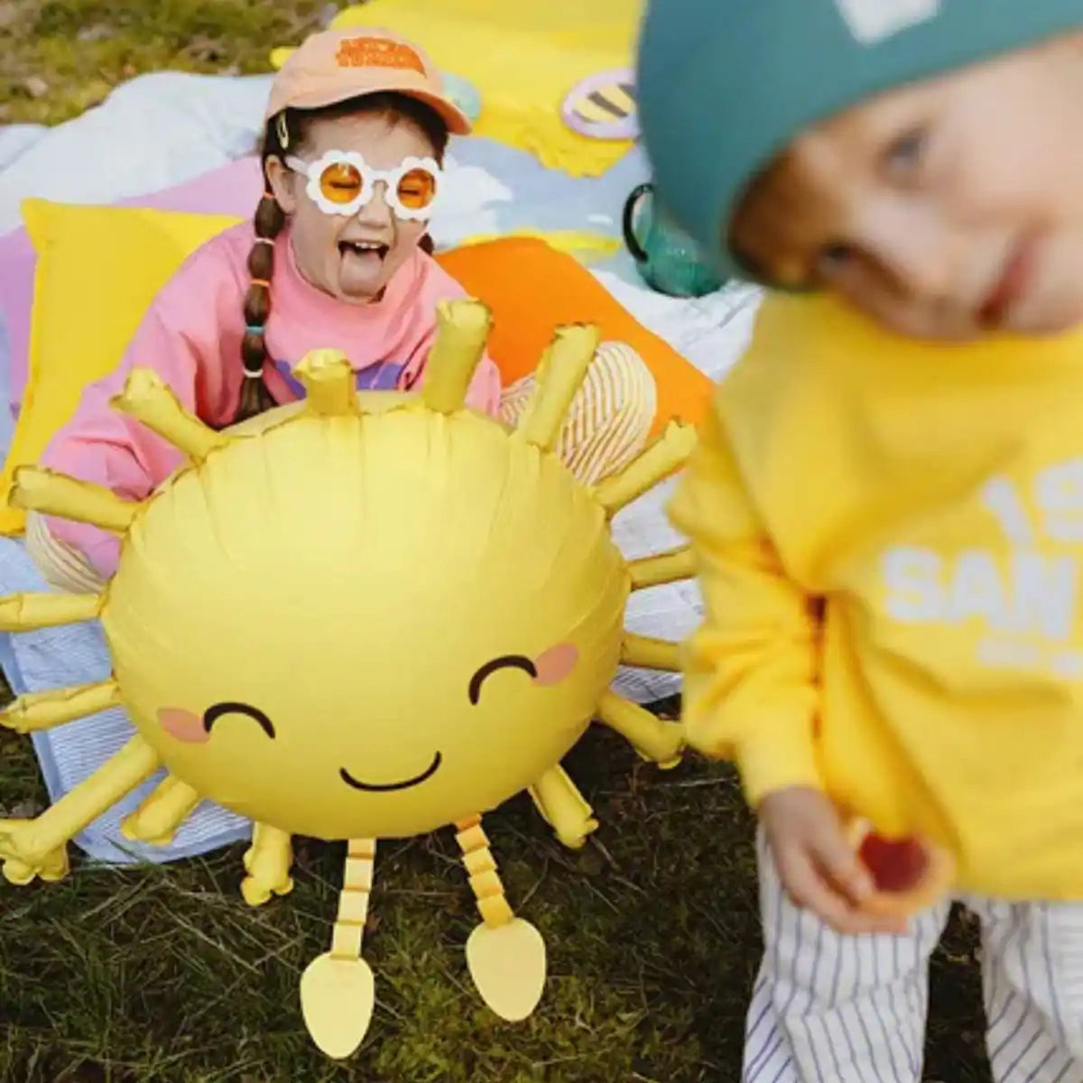 Globo Foil Sol con Patitas 77x62 cm – Amarillo - Narosa Sweet Party Barcelona