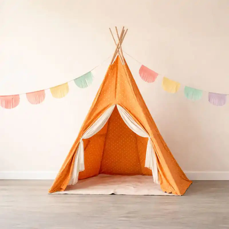 Guirnalda de papel en tonos pastel colgada en pared para fiesta infantil